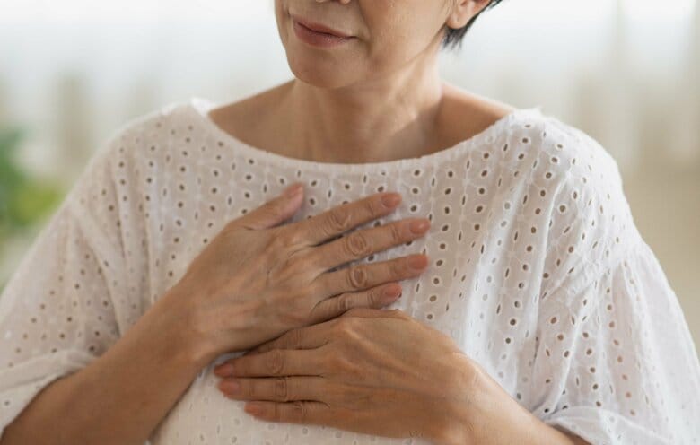 80年代前半「胸に痛み」を訴える更年期前後の女性患者が多くいた（画像：イメージ）