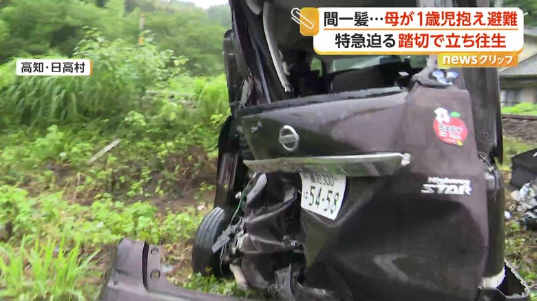 後部座席がつぶれている車