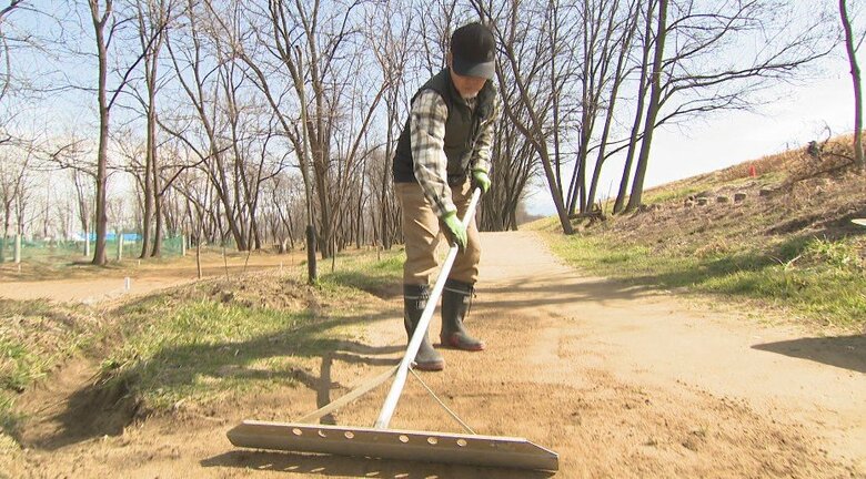 コースの整備をするボランティア