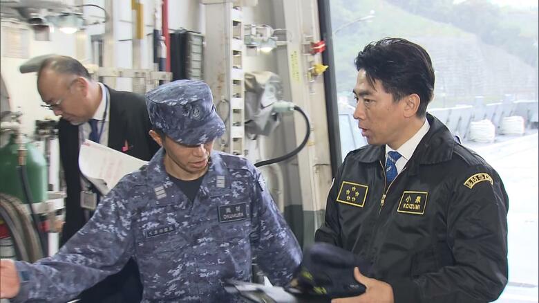 護衛艦「くまの」を視察した小泉防衛相