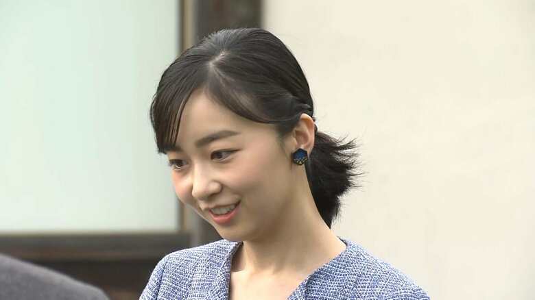 「国際陶磁器フェスティバル」で400年前の安土桃山時代の地上式窯の説明などを受けられる佳子さま