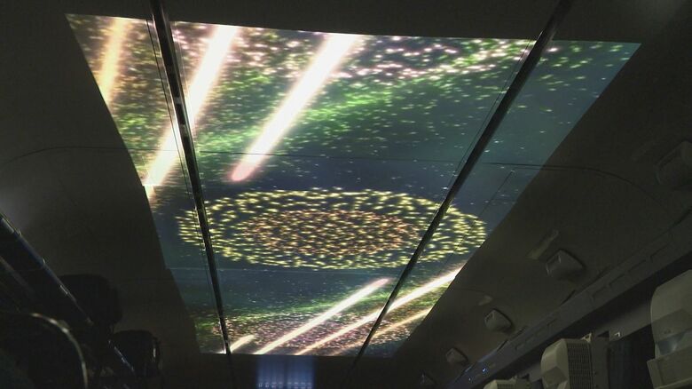 天井に映し出された花火