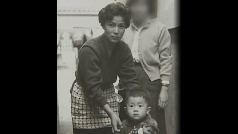 幼少期の江蔵さんと父母との写真(弁護団提供）