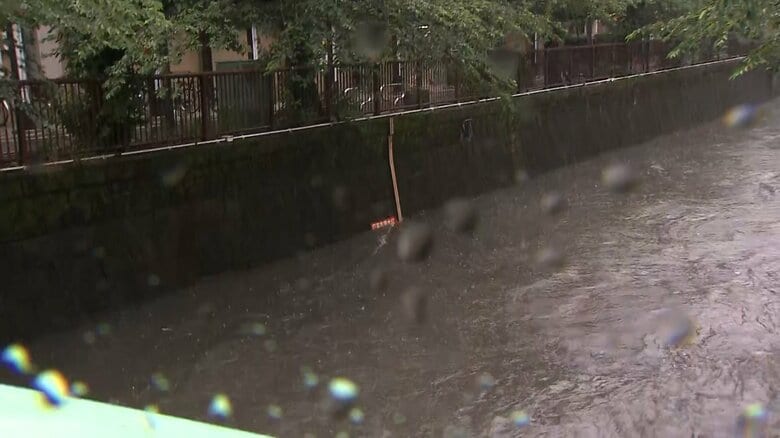 氾濫危険水位を超えた目黒川（東京・目黒区）