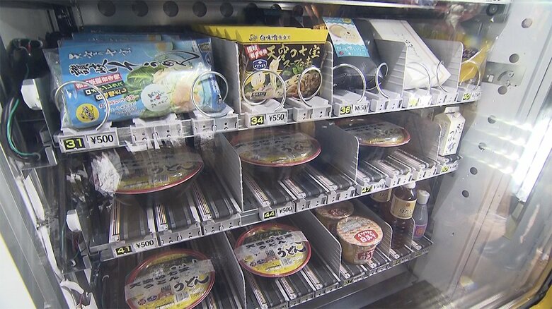 うどん、そうめん、スープなどの地元の土産物も販売