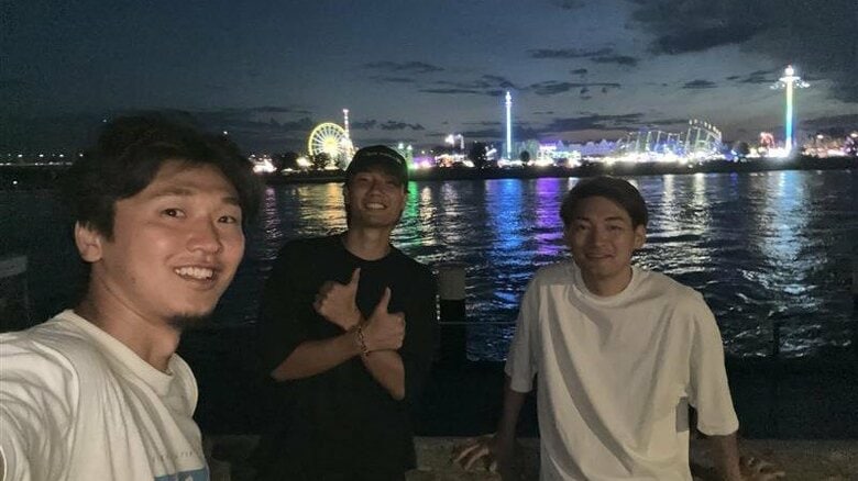 中央:板倉滉選手　右:池田氏