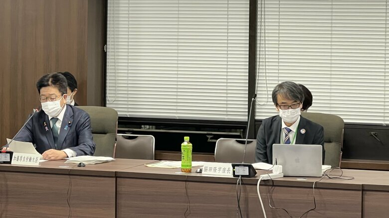 アドバイザリーボードでの加藤厚労相と脇田所長（17日）