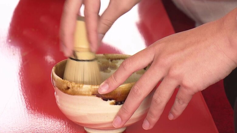 お茶をたてる参加者