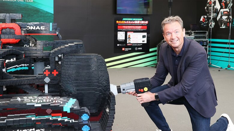 ホイールガンを持ち、ピットクルーの真似をするマイケル氏