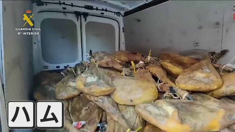車の中に積み上げられたハム