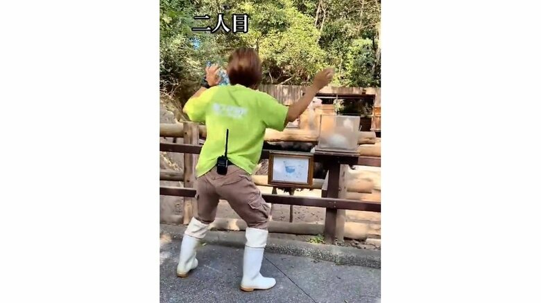 2人目の女性飼育員　独特な踊りを披露