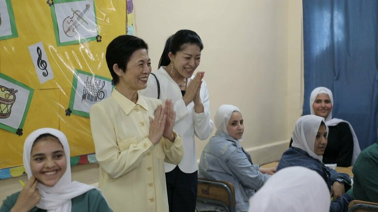 久子さまと承子さまが避難キャンプを視察。なごやかな雰囲気となった。