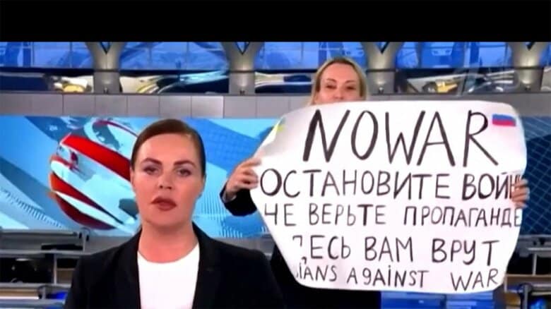ロシアでは「反戦」訴え女性が生放送中のスタジオで抗議
