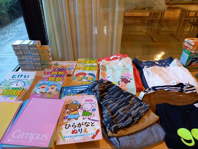 困窮家庭では学用品を買うのも大変だ