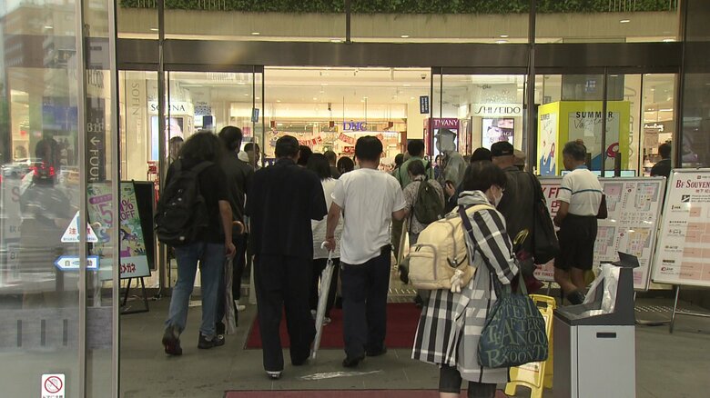 買い物客が列を作って開店を待った