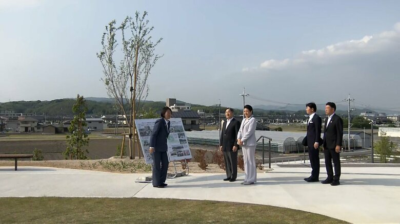 豪雨災害からの復興についての説明に熱心に耳を傾けられた