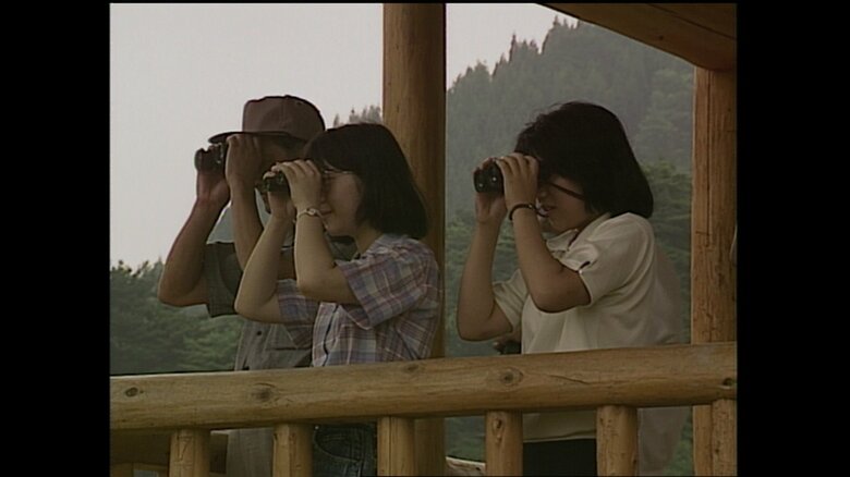 双眼鏡で野鳥たちを観察される紀宮さま（新潟・新穂村）