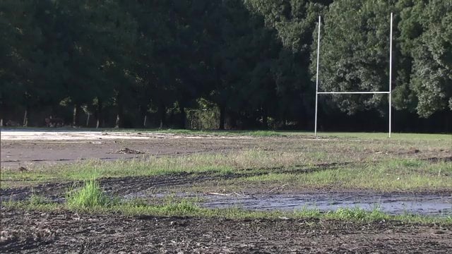 ぬかるんだラグビー部のグラウンド