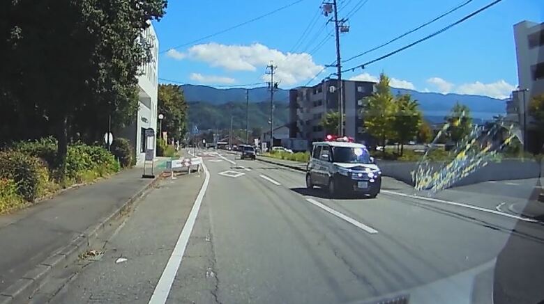 パトカーが追跡　ドライブレコーダ映像より