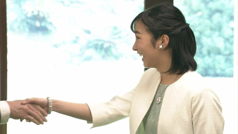 佳子さまは、ハンガリーの国会議員と固く握手をされていた