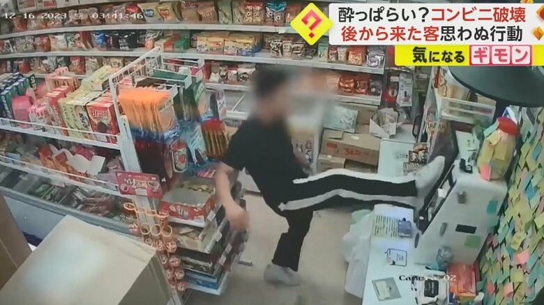 レジを蹴る男
