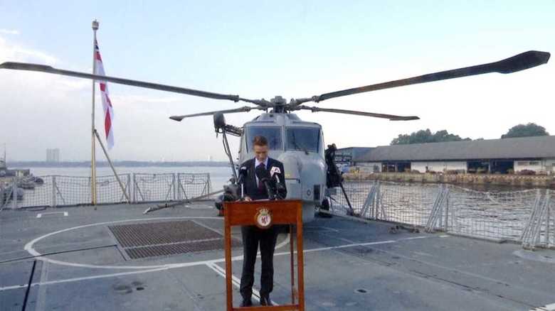 米朝首脳会談:トランプ大統領が“使いたくない”「最大限の圧力」を英国防相は軍艦の上で明言