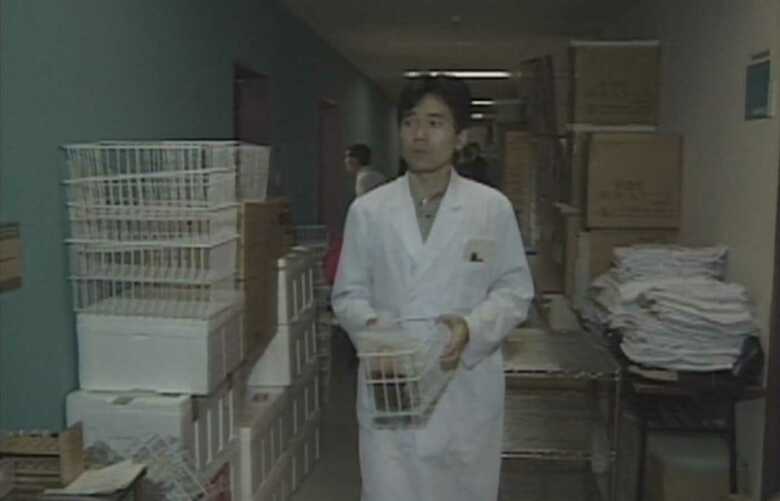 陛下に輸血する血液パックを運ぶ関係者