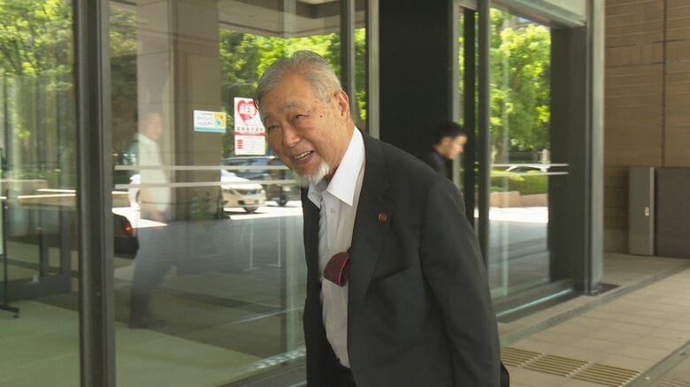 懇談に向かう才木さん