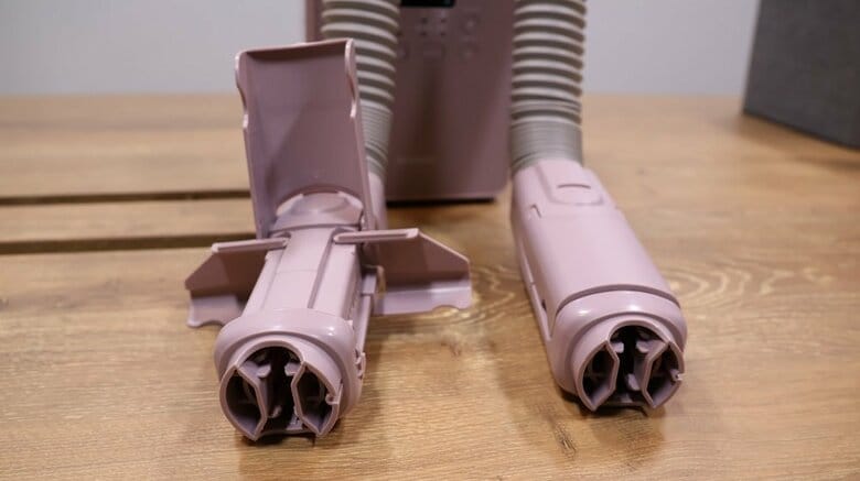 左：フラップを展開しているノズル　右：展開前のノズル（編集部撮影）