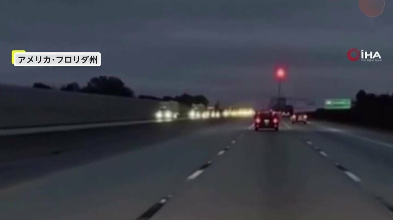 高速道路上に飛行機が墜落し、車にぶつかる瞬間（アメリカ・フロリダ州）①