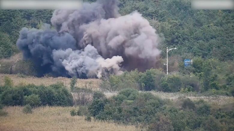 北朝鮮軍による道路の爆破（韓国軍提供　2024年10月）