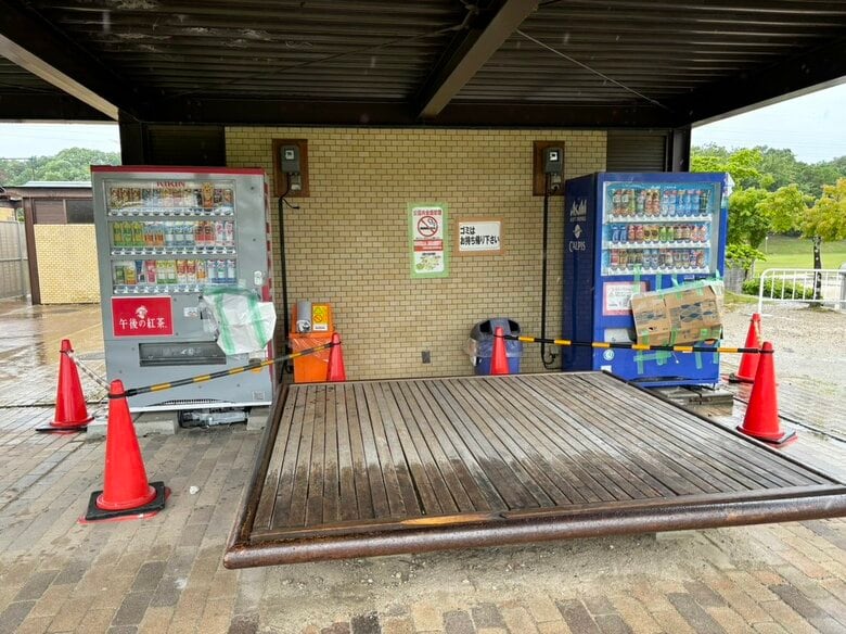 破壊された自動販売機