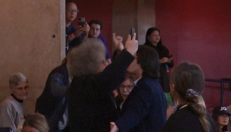 バイデン氏の演説中に抗議の声を上げる有権者（1月23日）