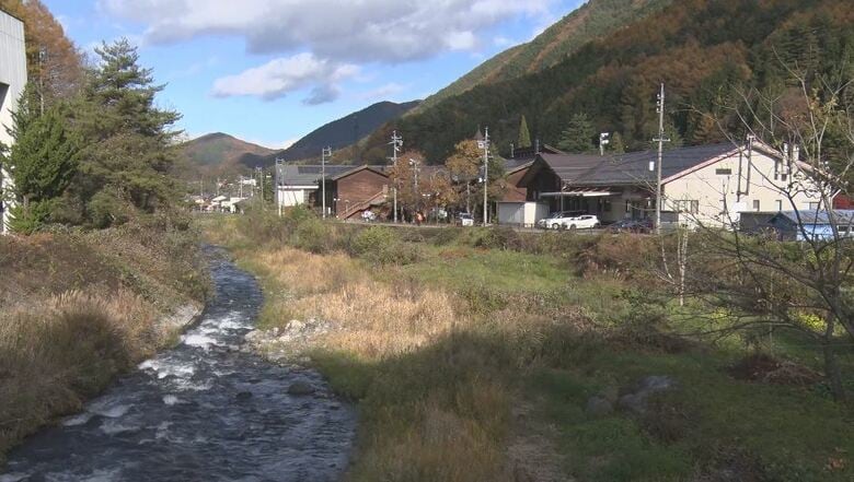 クマとみられる足跡が見つかった中学校周辺の川