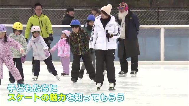 子どもたちに教える高木菜那さん