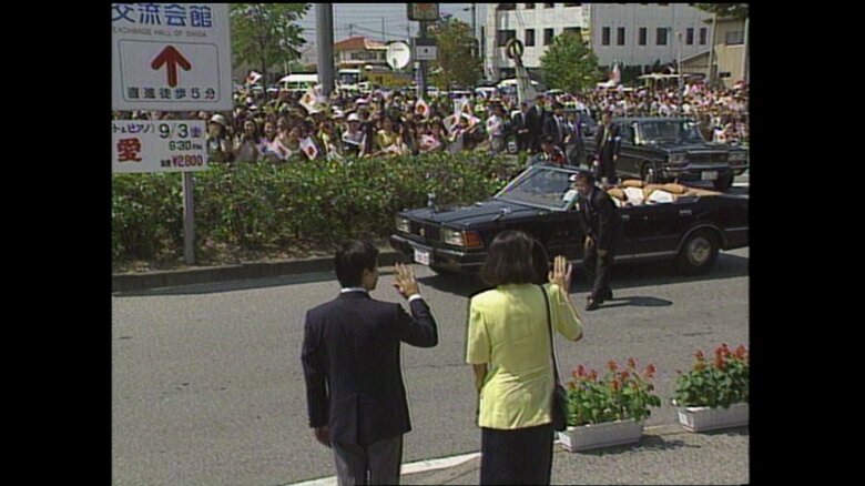 米原駅前で手を振られる皇太子ご夫妻