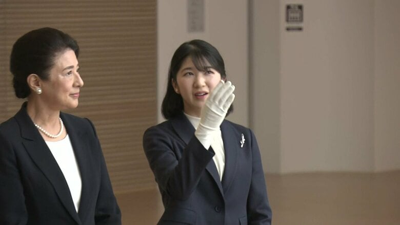 「東日本大震災・原子力災害伝承館」で説明をお聞きになる天皇皇后両陛下と愛子さま