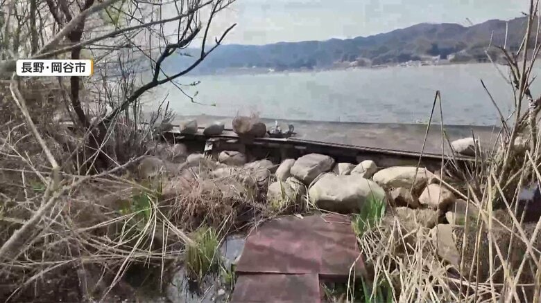 湖畔に置かれた“奇妙な台座”