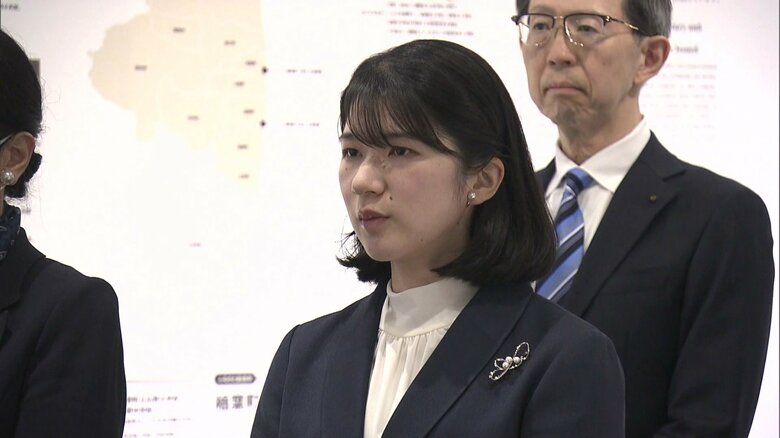 「東日本大震災・原子力災害伝承館」で説明をお聞きになる天皇皇后両陛下と愛子さま