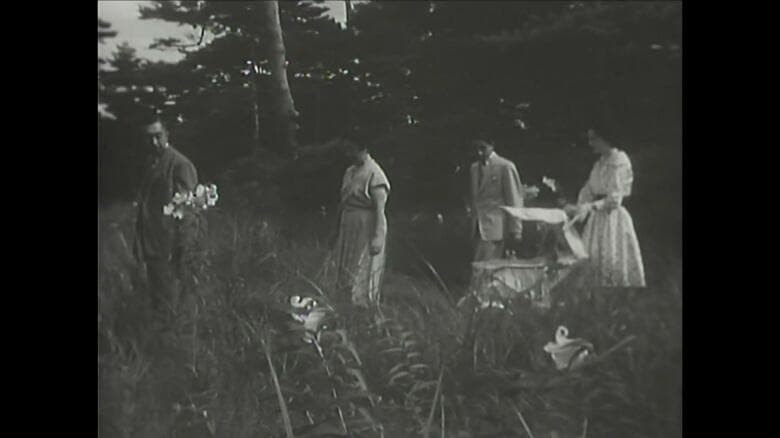 昭和35（1960）年8月　那須御用邸で静養中の昭和天皇ご一家　乳母車には陛下も