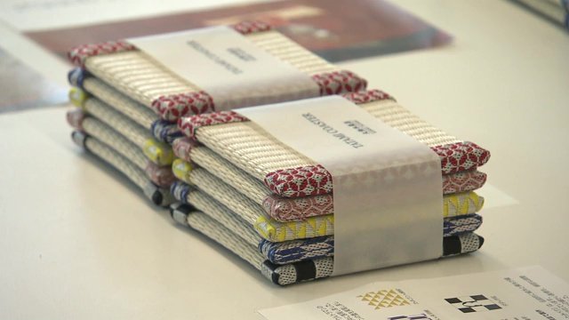 畳表や畳べりを使ったおしゃれな小物が並ぶ