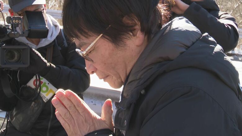 慰霊碑に手を合わせる尾木直樹さん