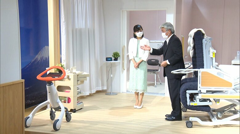 介護器具のモデルルームを視察された佳子さま
