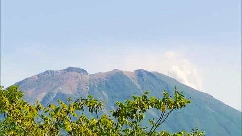 【雌阿寒岳】「注意喚起」の看板を登山口に設置、さらに火口周辺“7合目以降の入山規制”も…噴火警戒レベル2へ引き上げで地元自治体が対応〈北海道足寄町・釧路市〉