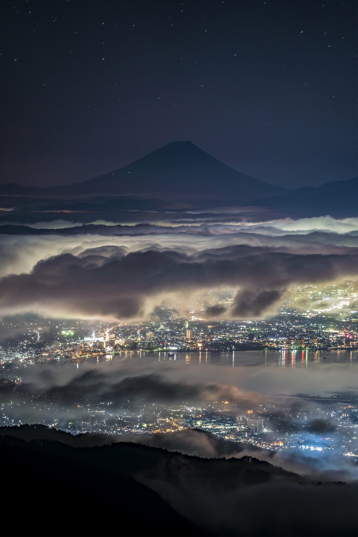 雲の上から街を見守る富士山」の写真が神秘的…圧巻の光景の撮影方法を