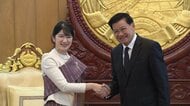 愛子さま国際親善デビュー！民族衣装姿でラオス・トンルン国家主席と握手し両陛下のメッセージ伝達「凱旋門」視察の洋装からお召し替え