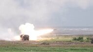 台湾軍が「ハイマース」の実弾射撃演習　中国に面した海岸で初実施　アメリカから購入した射程300キロの高機動ロケット砲システム