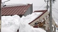 雪の重みで車庫倒壊の瞬間…崩れる寸前には「バキバキ」ときしむ音　青森市では除雪作業追いつかず日常生活に影響