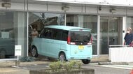 「ブレーキとアクセル踏み間違えた」86歳女性運転の車が信金に突っ込む　窓口付近で止まる　ATM利用のために訪れたか