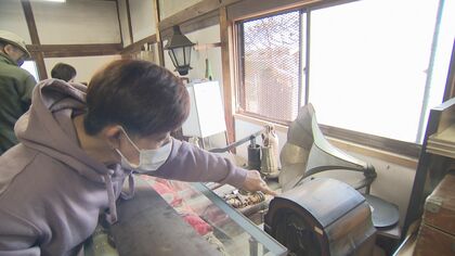 「お宝の山」昔の警察官の制服や蓄音機など珍品も　民俗資料館廃止で住民に譲渡　お目当ての古民具探す【長野発】